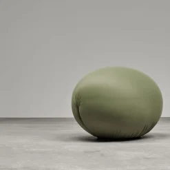 Pouf in tessuto tecnico verde Tato di Denis Santachiara