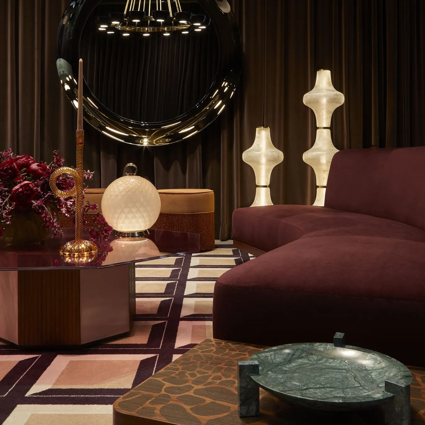 Pouf in velluto con frange in lurex scintillanti color cognac