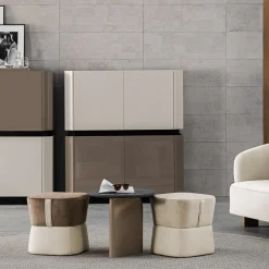 Pouf Iseo in tessuto e pelle beige disegnato da Marco Piva