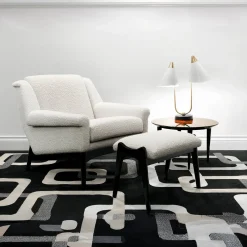Pouf Lulù in tessuto bianco con gambe in laccato nero lucido