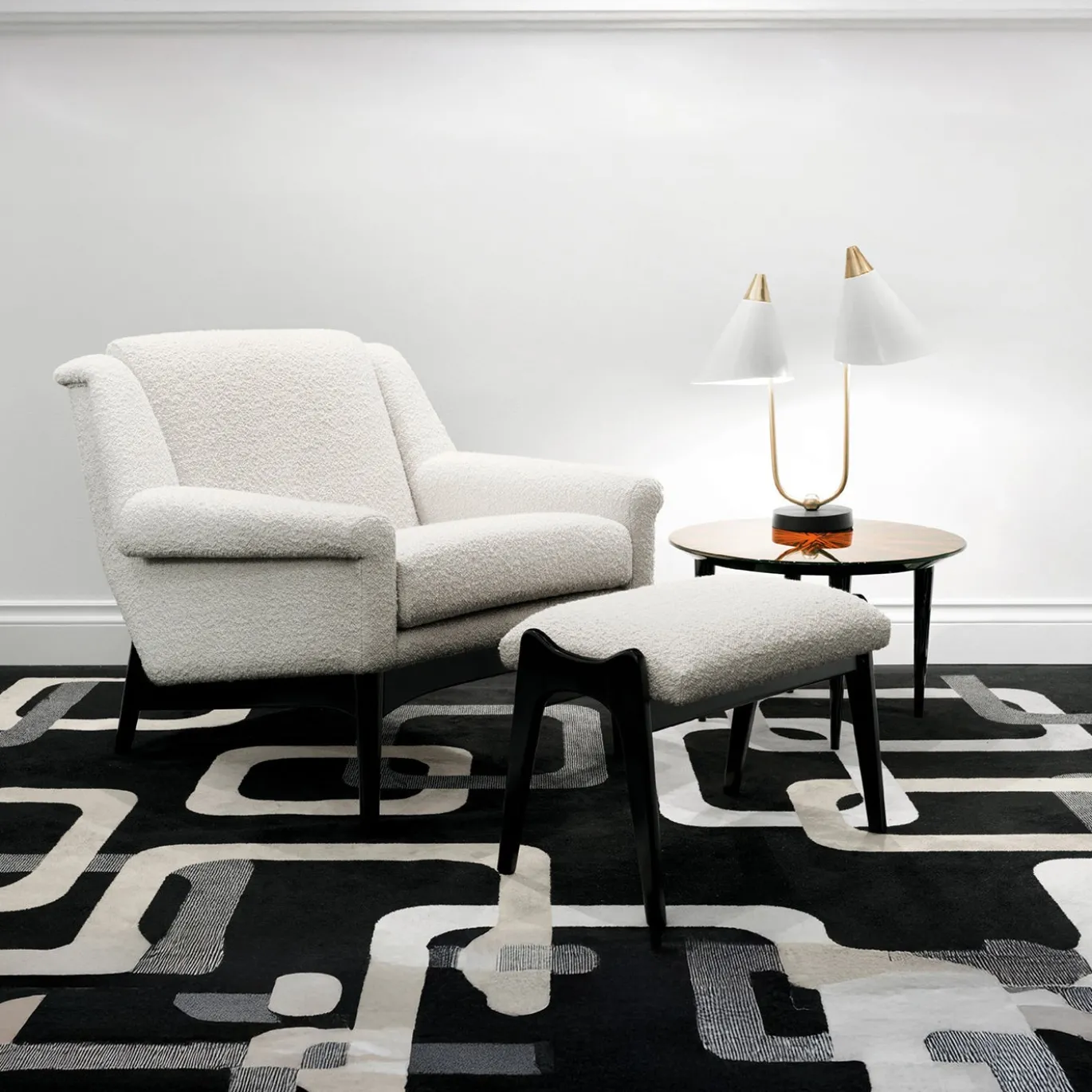 Pouf Lulù in tessuto bianco con gambe in laccato nero lucido