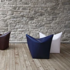 Pouf Mao in pelle marrone scuro di Viola Tonucci