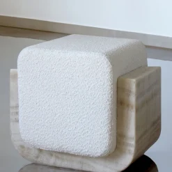 Pouf Oggi con cuscino bianco e base in onice avorio