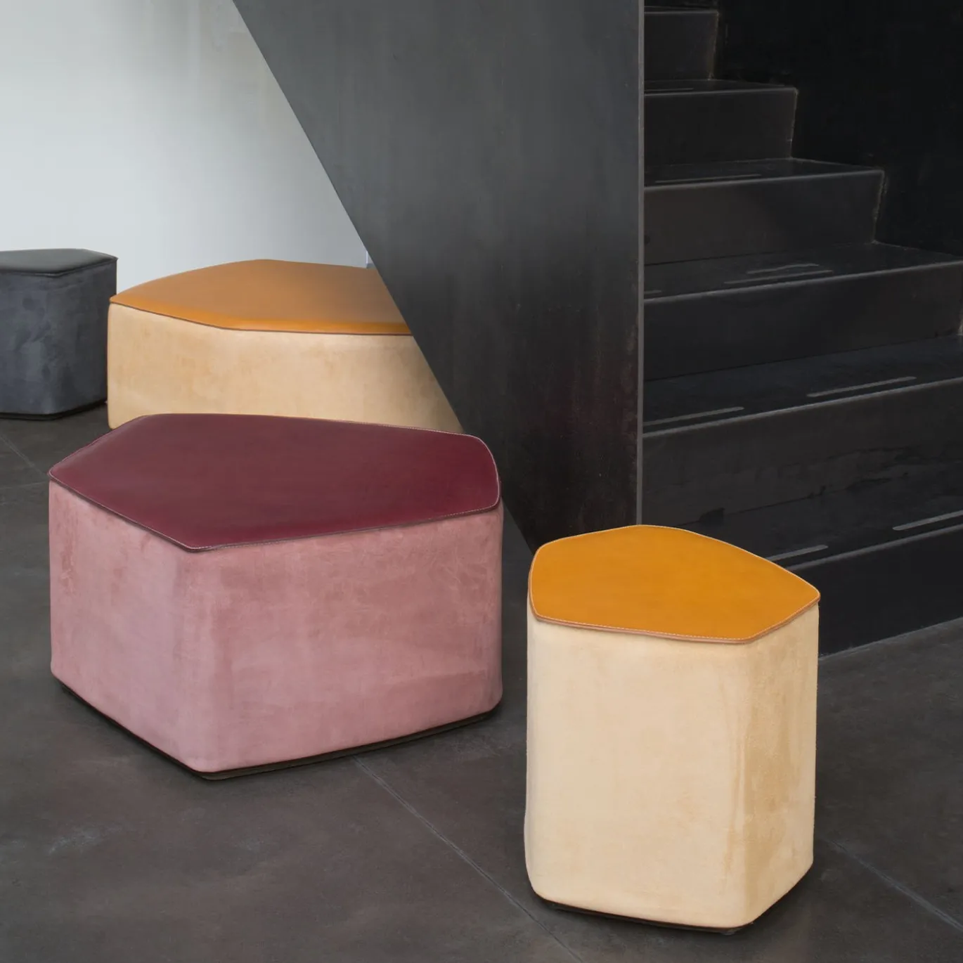 Pouf piccolo in pelle color Suola