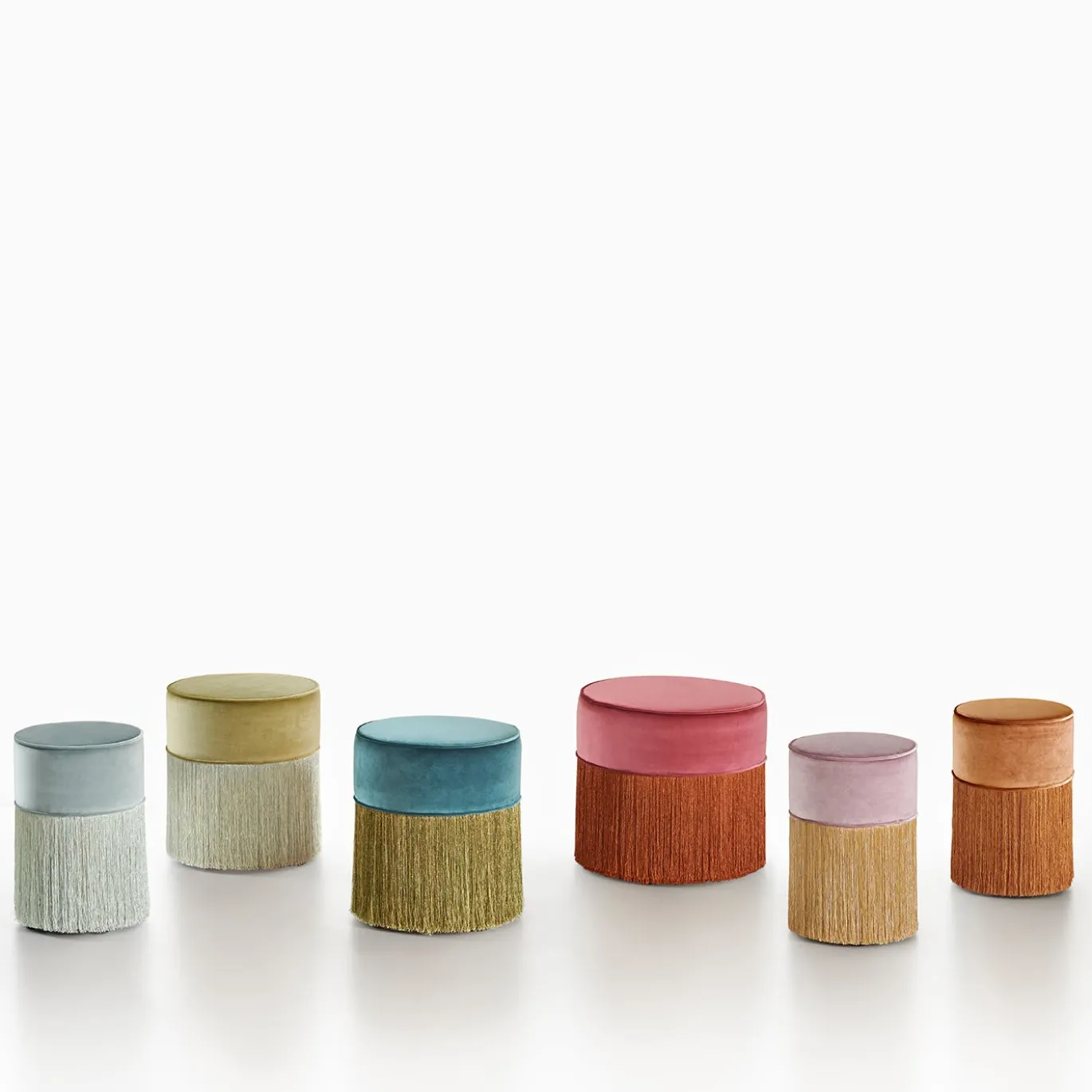 Pouf scintillante azzurro con frangia azzurra e argento