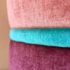 Pouf tondo in velluto rosa e viola con ricamo