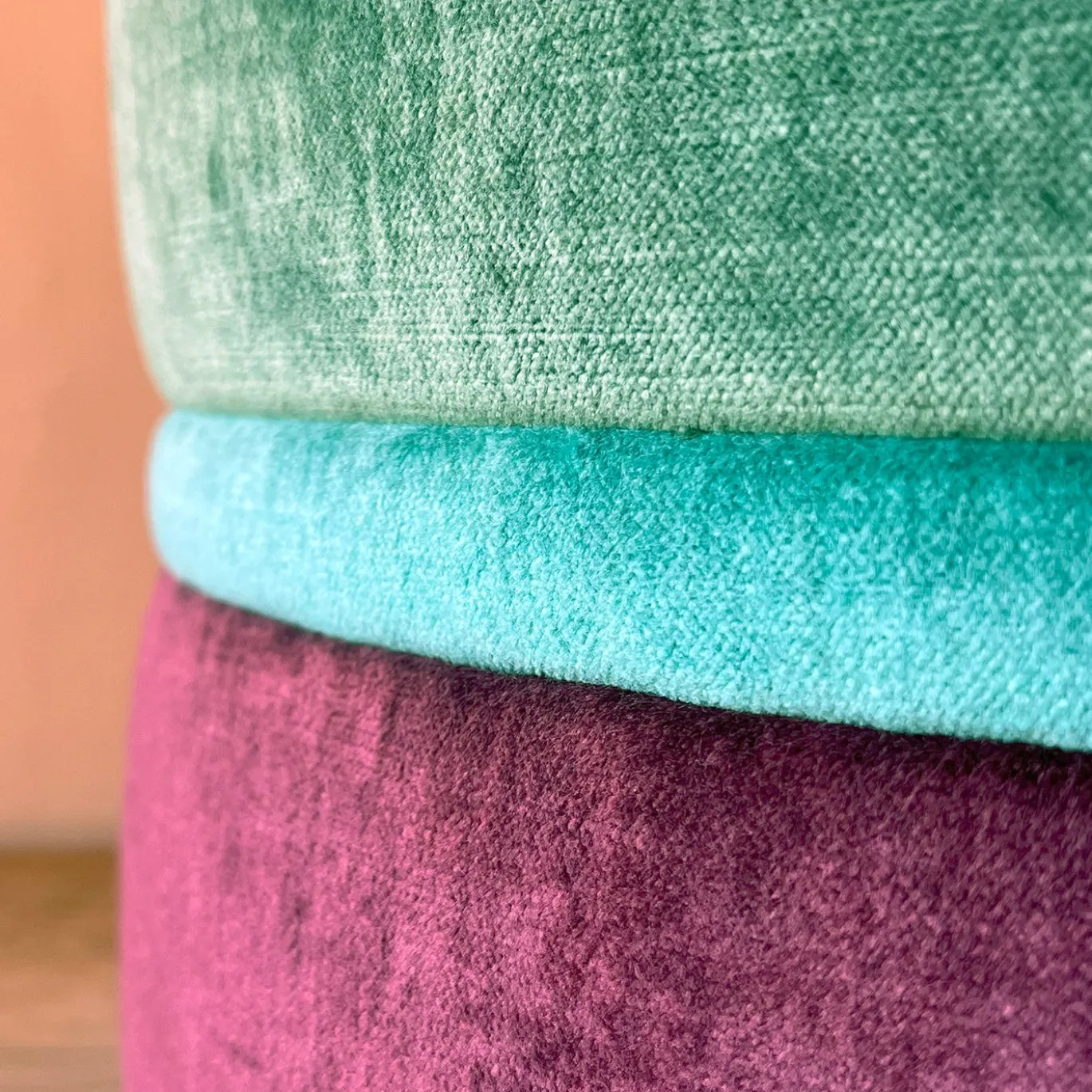 Pouf tondo in velluto verde acqua e viola con ricamo