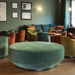 Pouf tondo Margot in velluto verde con base in legno