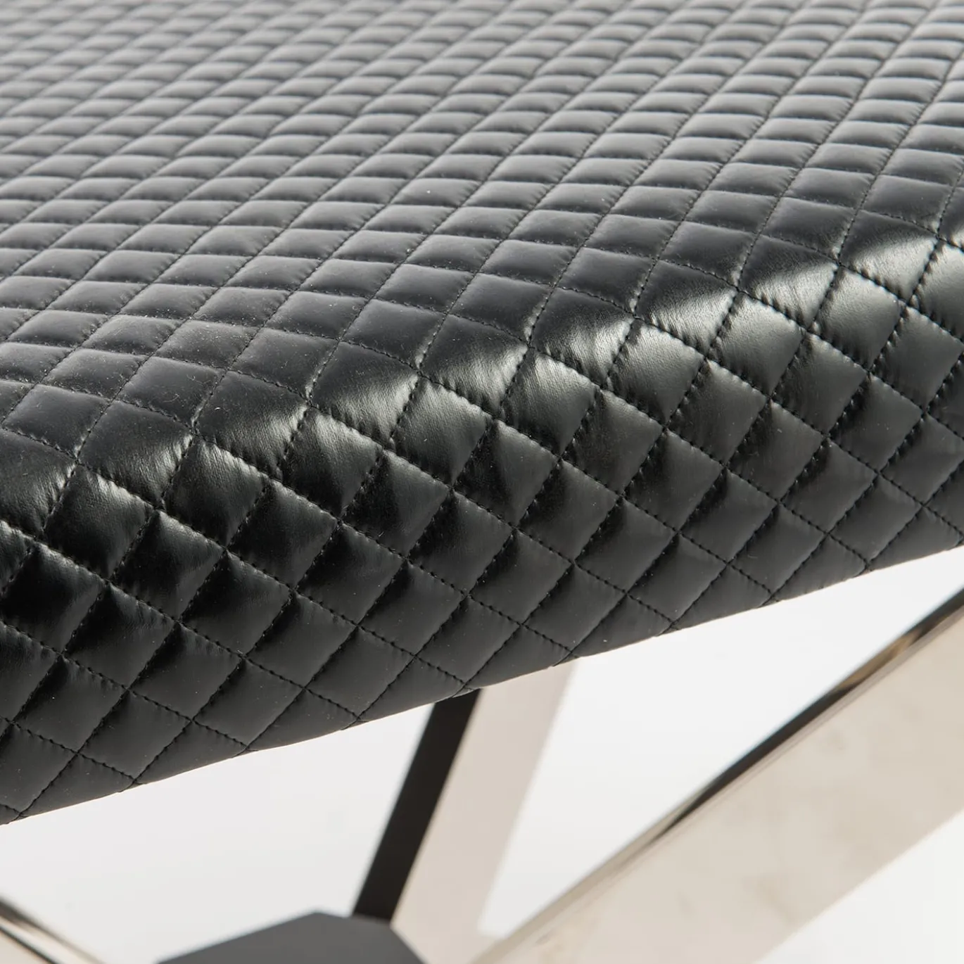 Pouf Trapezio in pelle nera trapuntata