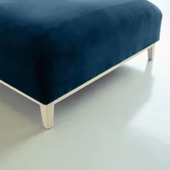 Pouf Zeno Eco In Velluto Blu Scuro Di Brian Sironi