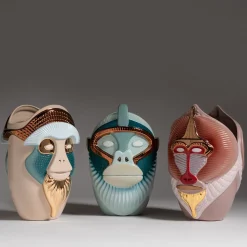 Primates Kandti Vaso in ceramica azzurra lucida con dettagli in metallo di Elena Salmistraro