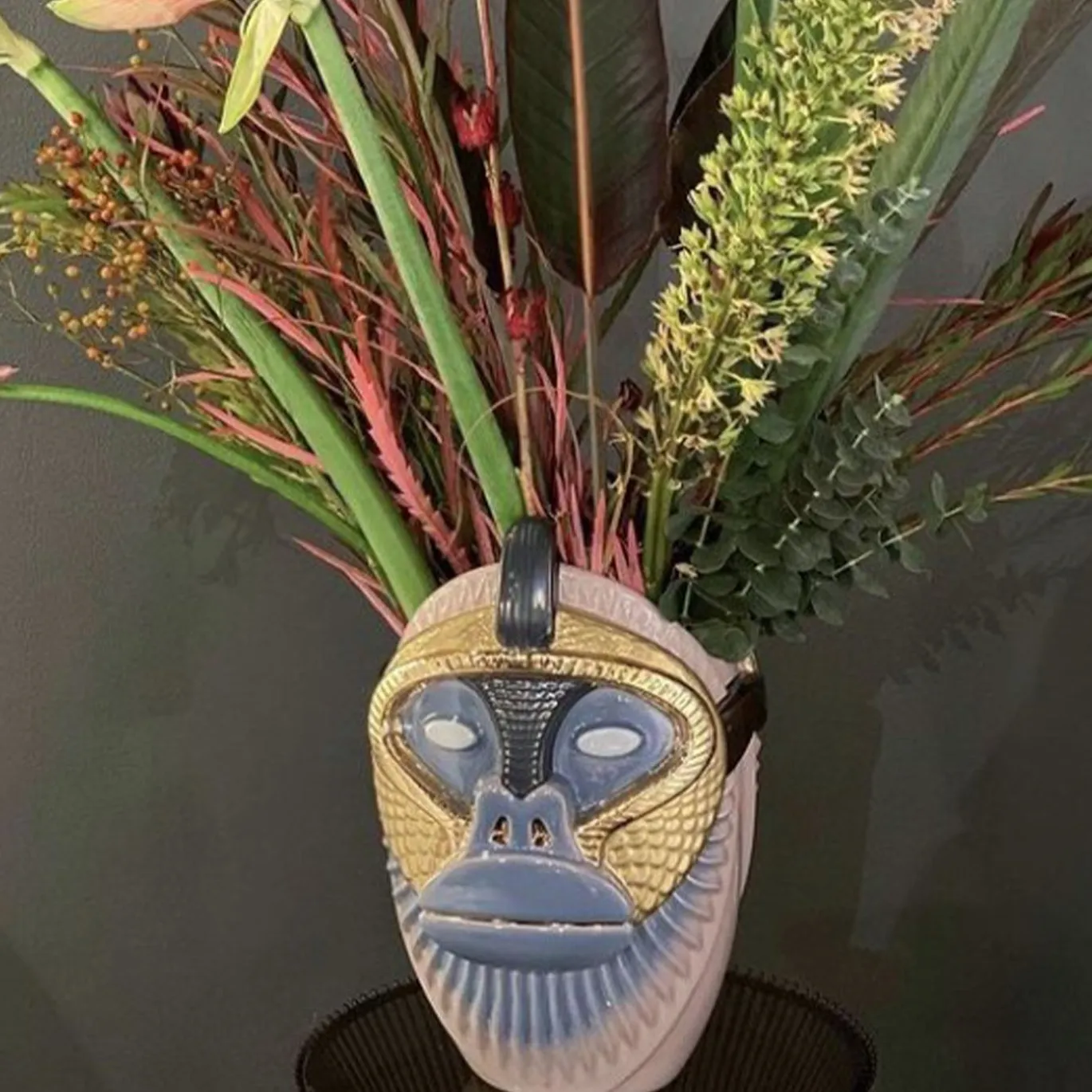 Primates Kandti Vaso in ceramica lilla lucida con dettagli in metallo Di Elena Salmistraro