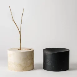 Qui e Ora Ostuni Vaso in travertino e antracite