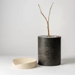 Qui e Ora Ostuni Vaso in travertino e marquina nera