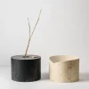 Qui e Ora Ostuni Vaso in travertino e marquina nera