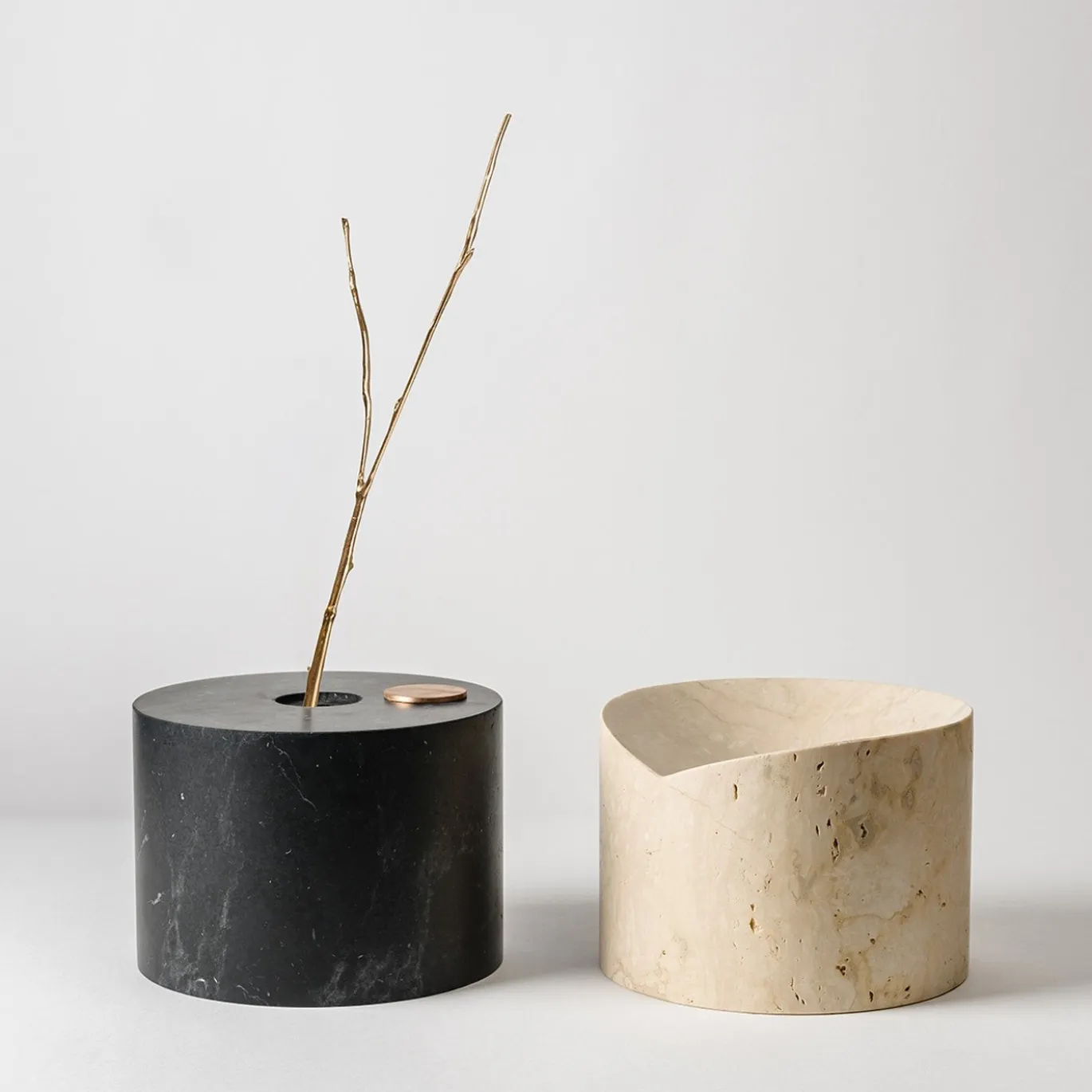 Qui e Ora Ostuni Vaso in travertino e marquina nera