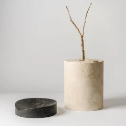 Qui e ora Vaso in marquina nera e travertino di Ostuni #2