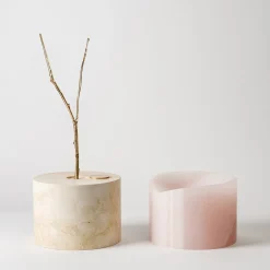 Qui e ora Vaso in onice rosa e travertino di Ostuni