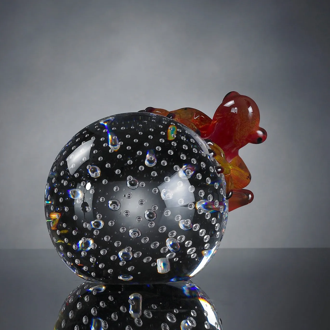 Rana di vetro rossa su sfera