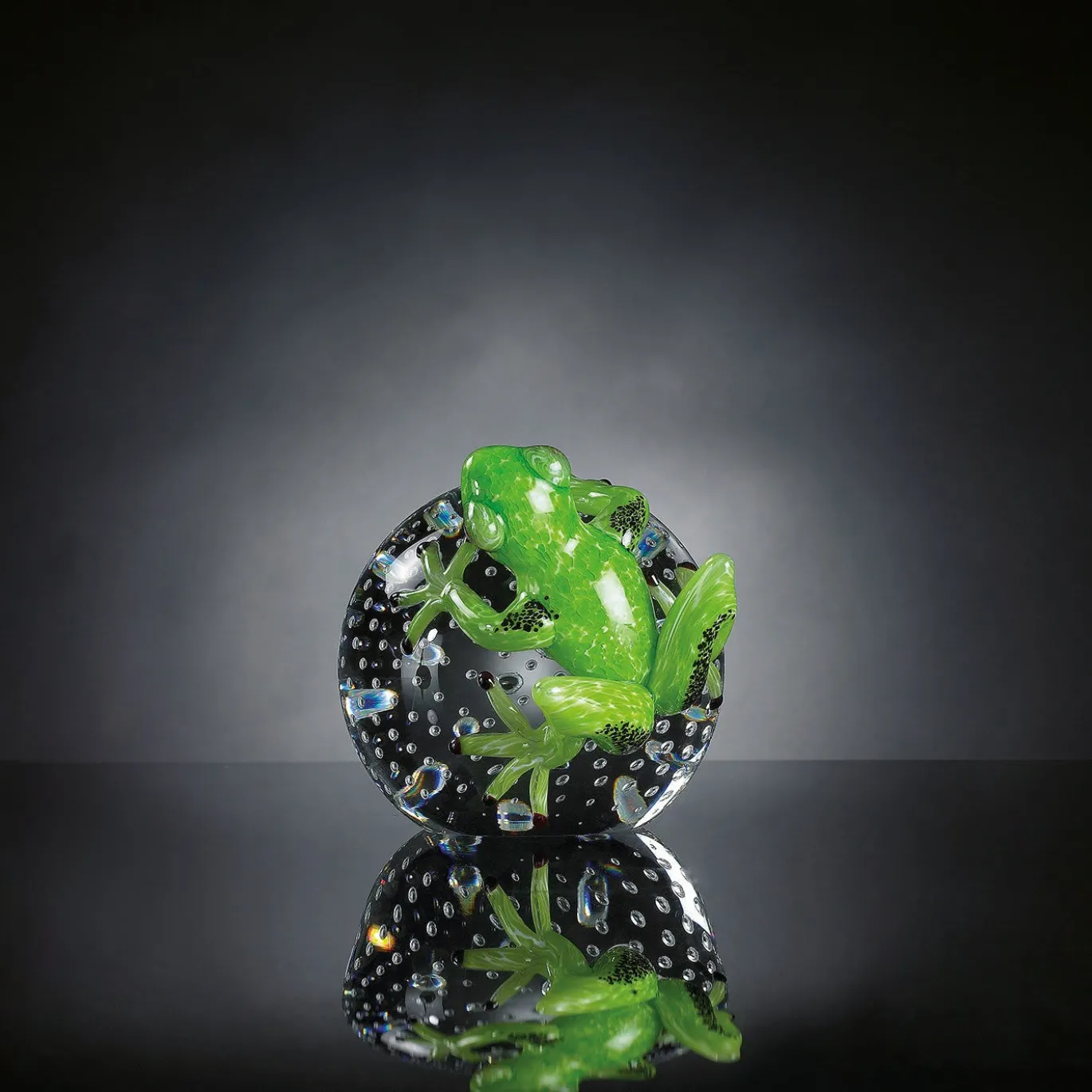 Rana di vetro verde su sfera
