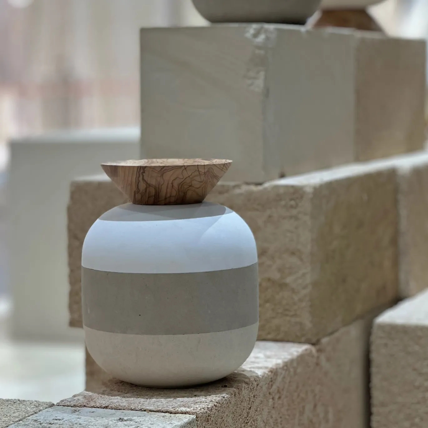 Rito N. 3 C Vaso in Pietra Leccese con Coperchio in Legno d'Ulivo