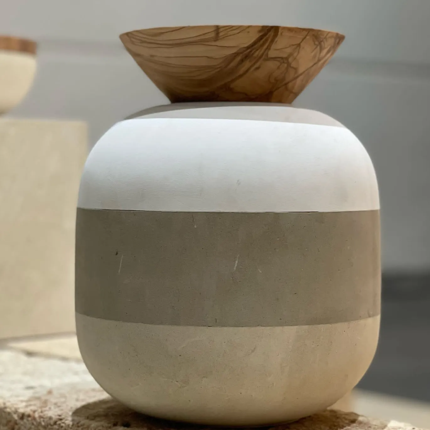 Rito N. 3 C Vaso in Pietra Leccese con Coperchio in Legno d'Ulivo