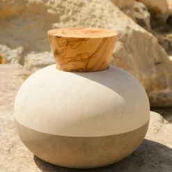Rito N. 3 D Vaso in Pietra Leccese con Coperchio in Legno d'Ulivo