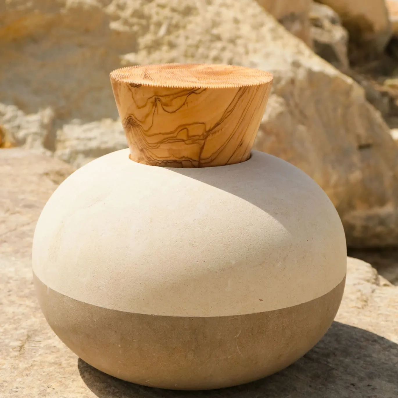 Rito N. 3 D Vaso in Pietra Leccese con Coperchio in Legno d'Ulivo