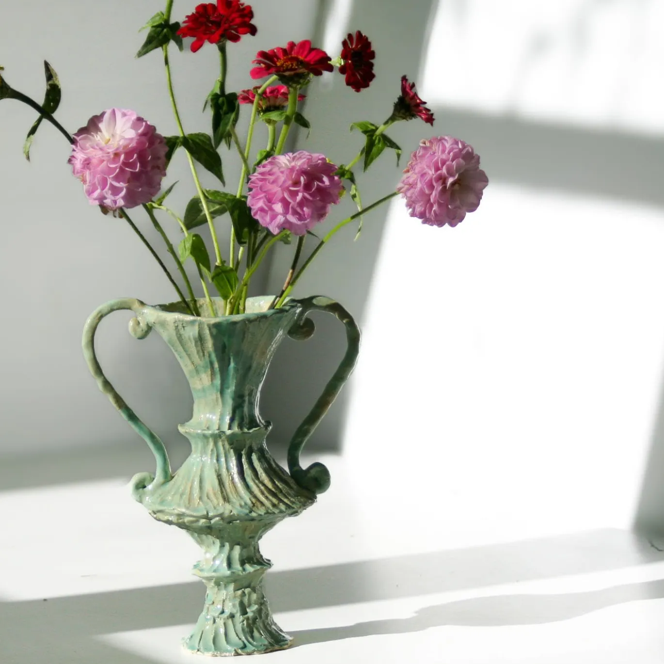 Rocco Anse Vaso scultoreo in ceramica verde