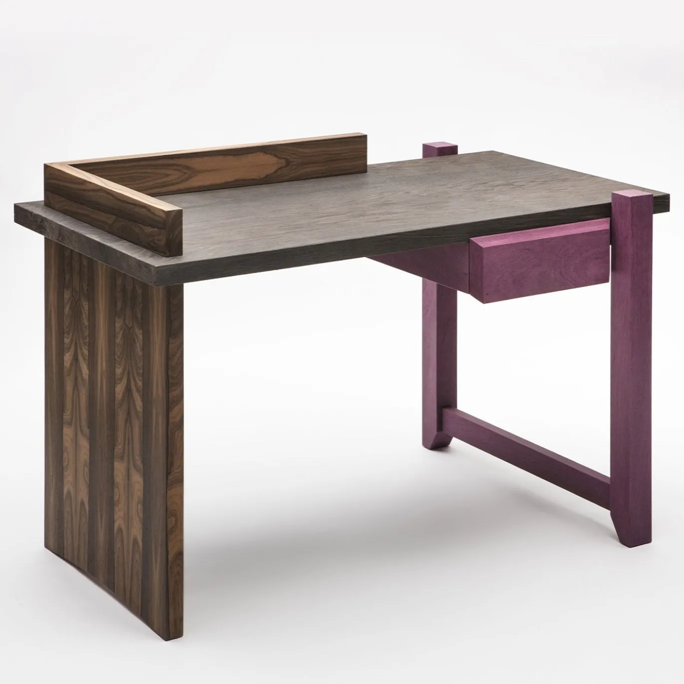 Scrittoio in legno naturale e tonalità viola con cassetto