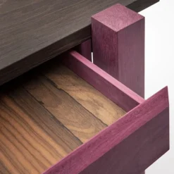 Scrittoio in legno naturale e tonalità viola con cassetto