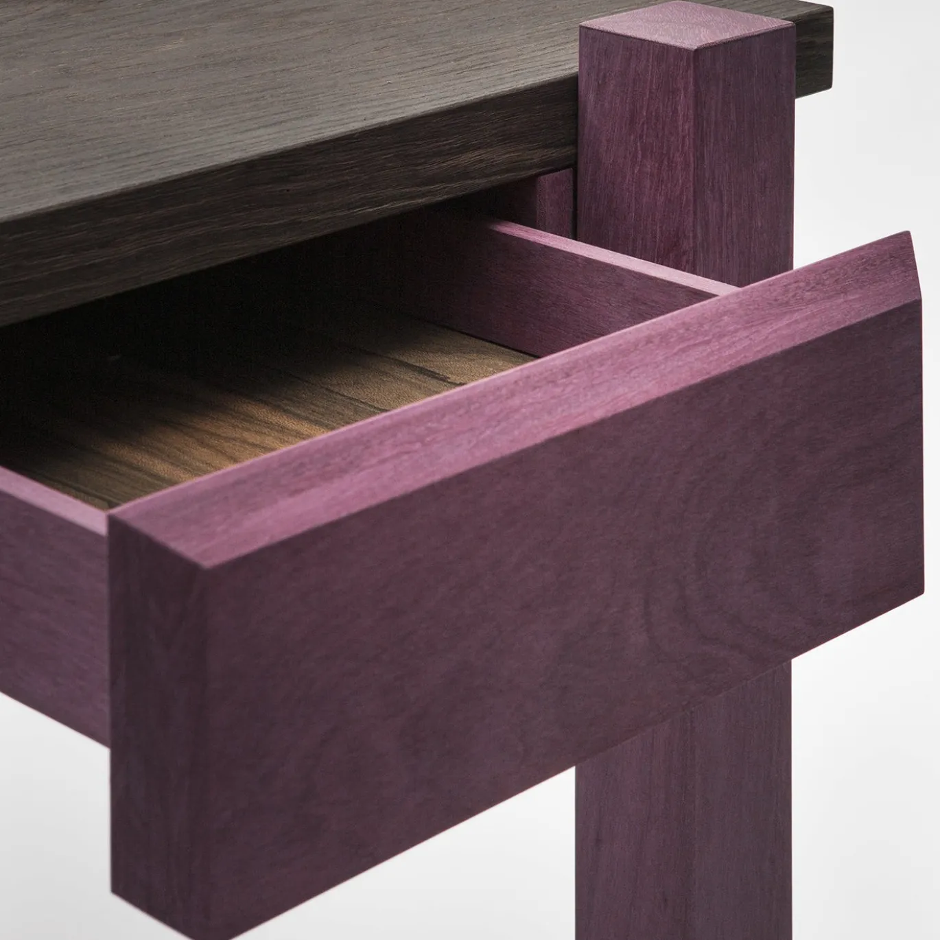 Scrittoio in legno naturale e tonalità viola con cassetto