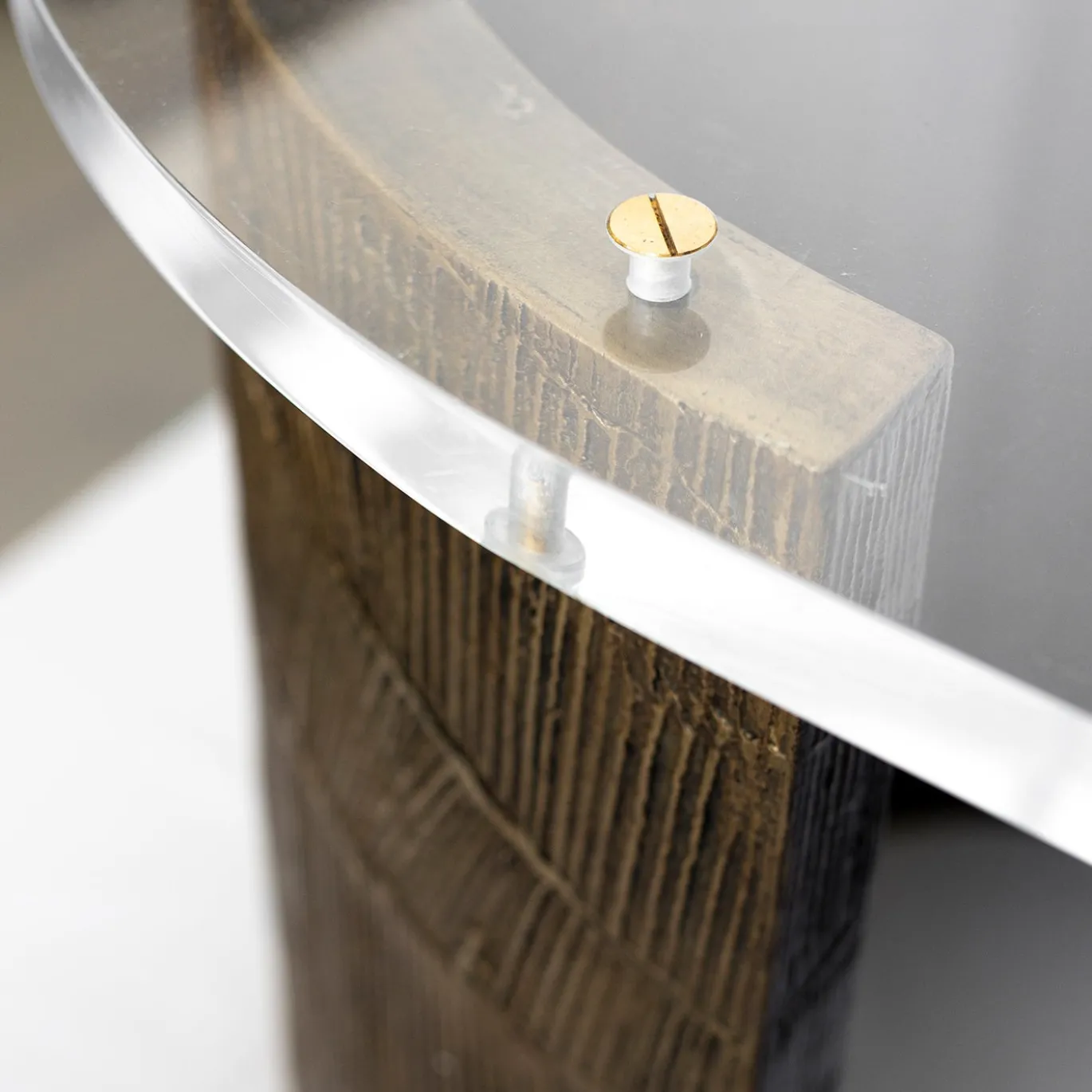 Scrivania in bronzo con piano in plexiglass