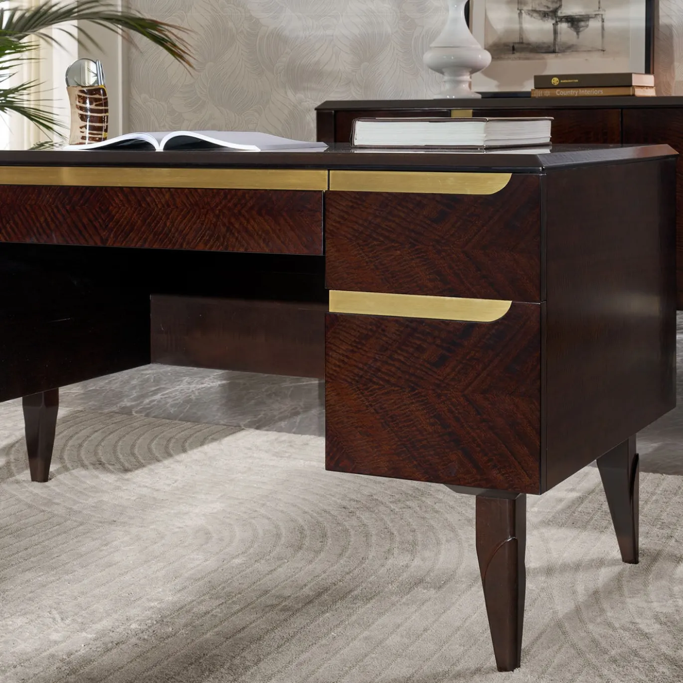 Scrivania in Eucalipto Scuro con Maniglie in Ottone