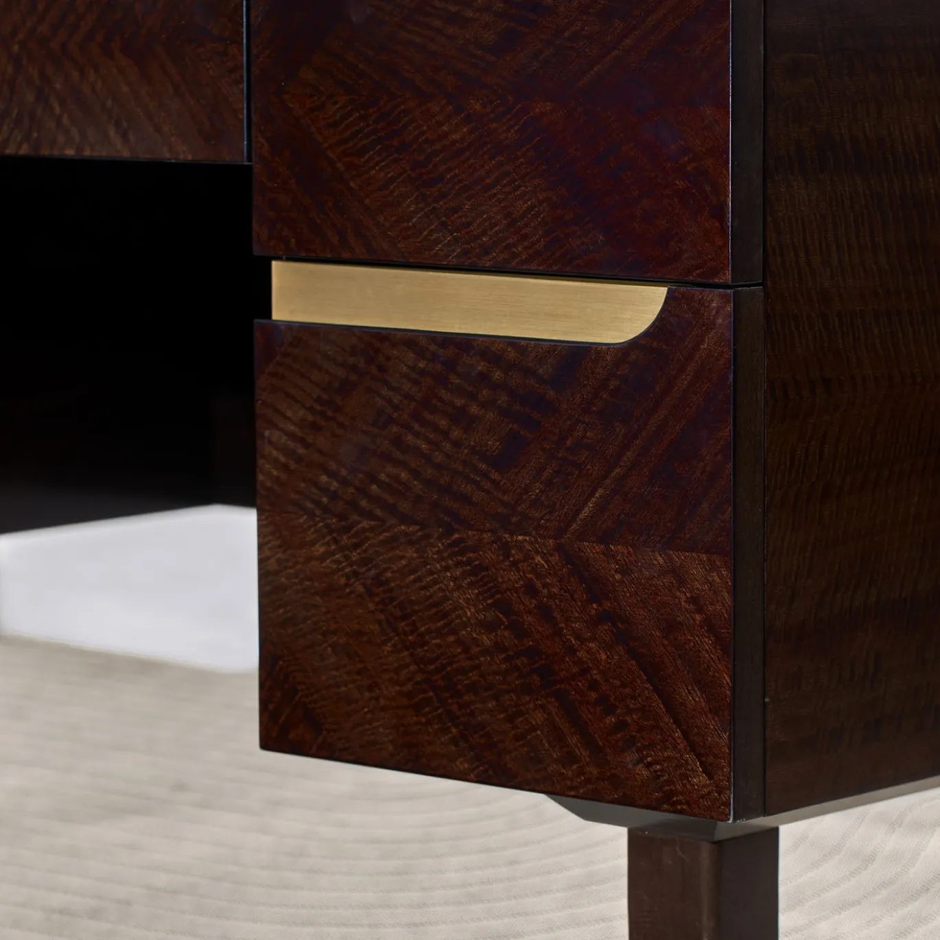 Scrivania in Eucalipto Scuro con Maniglie in Ottone