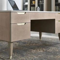 Scrivania in Eucalipto Taupe con Maniglie Champagne della Collezione Studio Privè