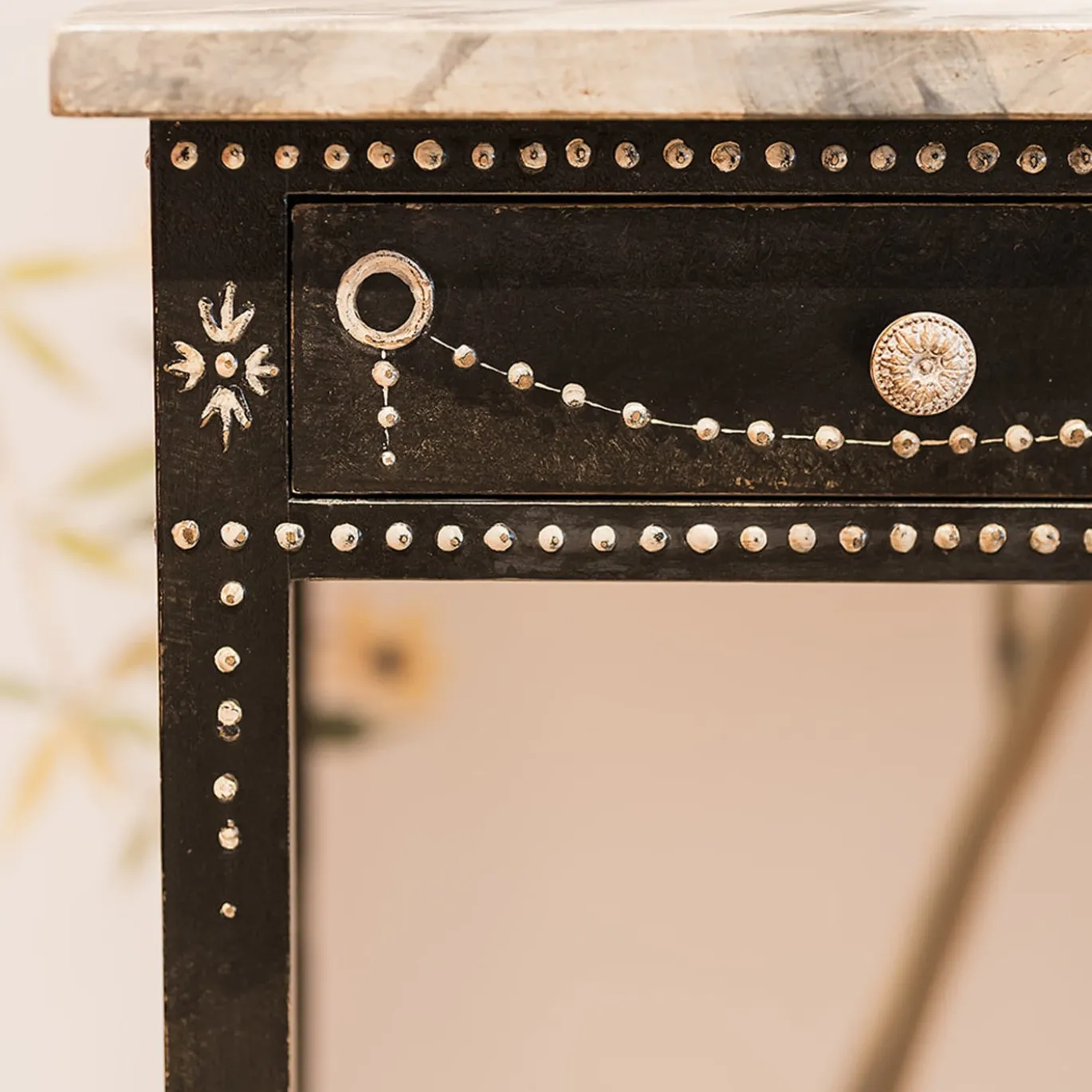 Scrivania Provenza con struttura in legno nero e piano effetto marmo