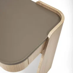 Scrivania Shape a 2 cassetti in pelle e legno eucalipto