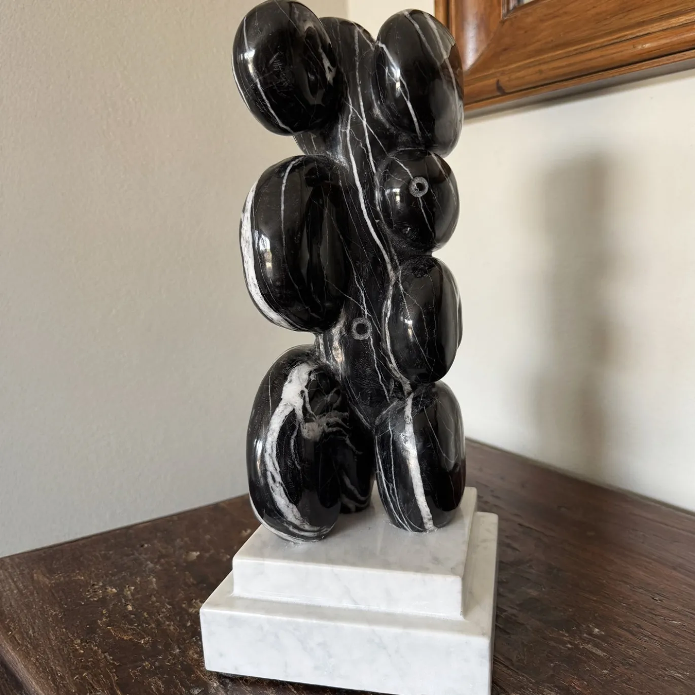 Scultura Abbracci in Marmo Nero Venato su Base Bianca di Piero Speranza