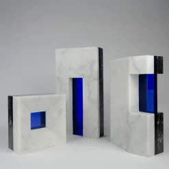 Scultura Alta Attraversare Forme in marmo