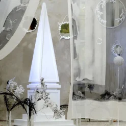 Scultura a obelisco bianco