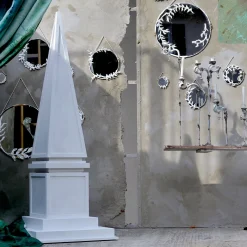 Scultura a obelisco bianco