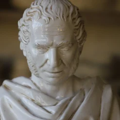 Scultura busto di Cesare in smalto bianco