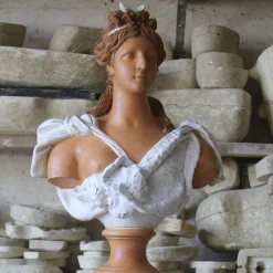 Scultura busto di Diana in smalto bianco e terracotta