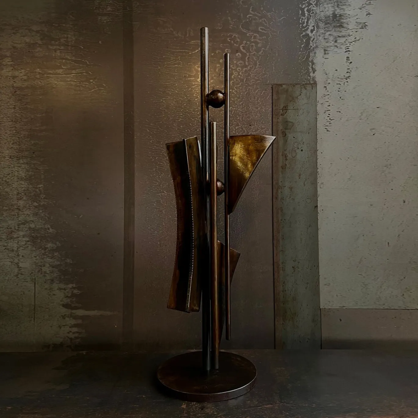 Scultura decorativa astratta Gear in ferro di Lorenzo Quadalti