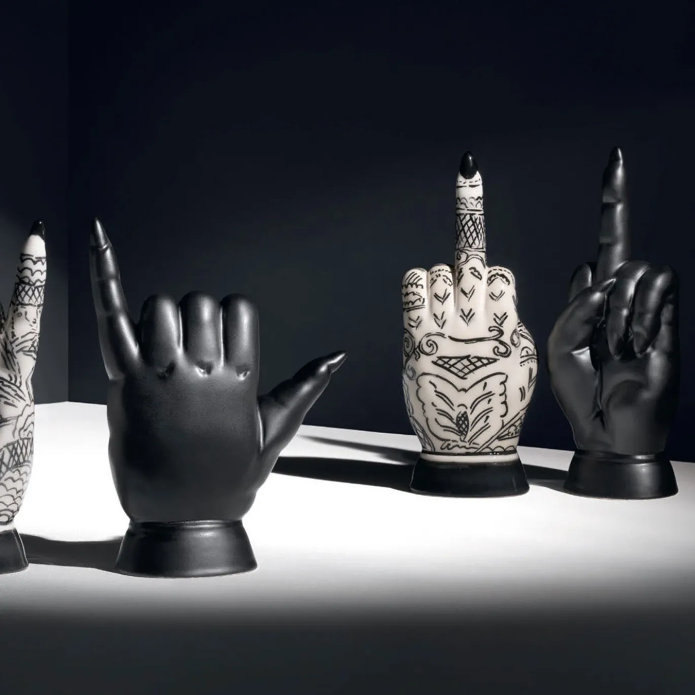 Scultura decorativa Infamis Nero di Ugo La Pietra