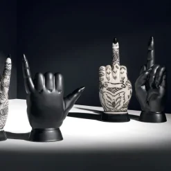 Scultura decorativa Infamis Tattoo di Ugo La Pietra
