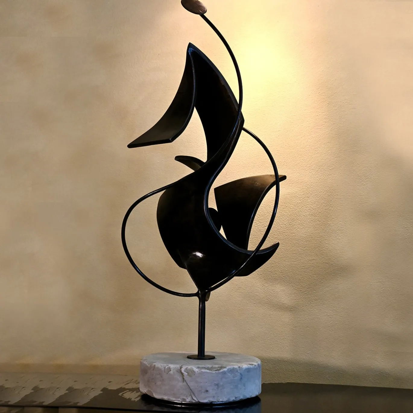 Scultura decorativa Intertwining in ferro di Lorenzo Quadalti