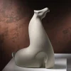 Scultura decorativa Naru Horse in porcellana beige