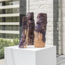 Scultura decorativa Pastiche grande in terracotta smaltata viola4